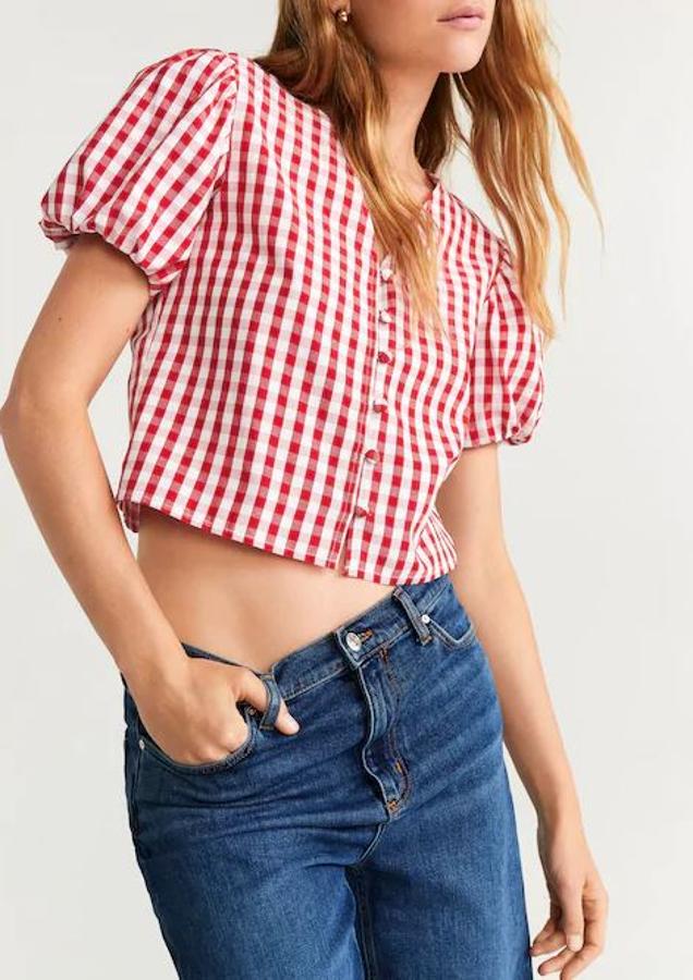 Blusa de Mango con los cuadritos vichy en blanco y rojo (22,99 euros).