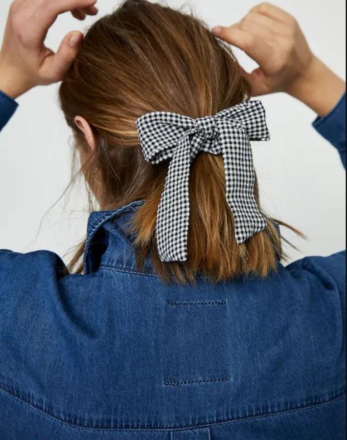 Los accesorios también se suman a esta tendencia, como ocurre con este coletero de Pull&Bear (4,99 euros).