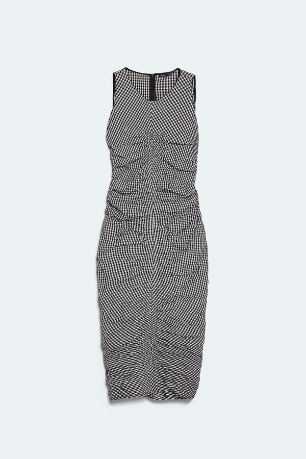 Vestido de Zara drapeado, con tirantes metidos y largo midi (29,95 euros).