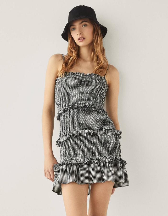 Vestido mini de volantes y elásticos, de Bershka (22,95 euros).