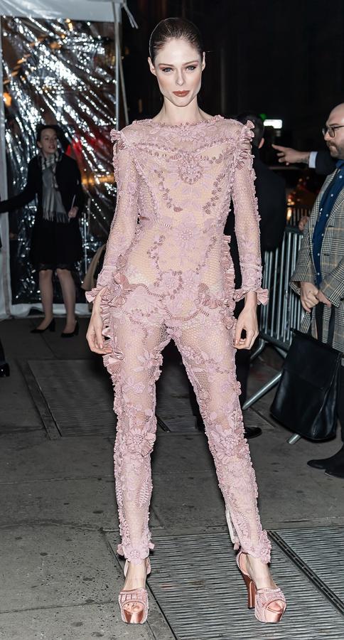 Coco Rocha apostó por un original mono nude con transparencias y bordados joya de Jean Paul Gaultier.