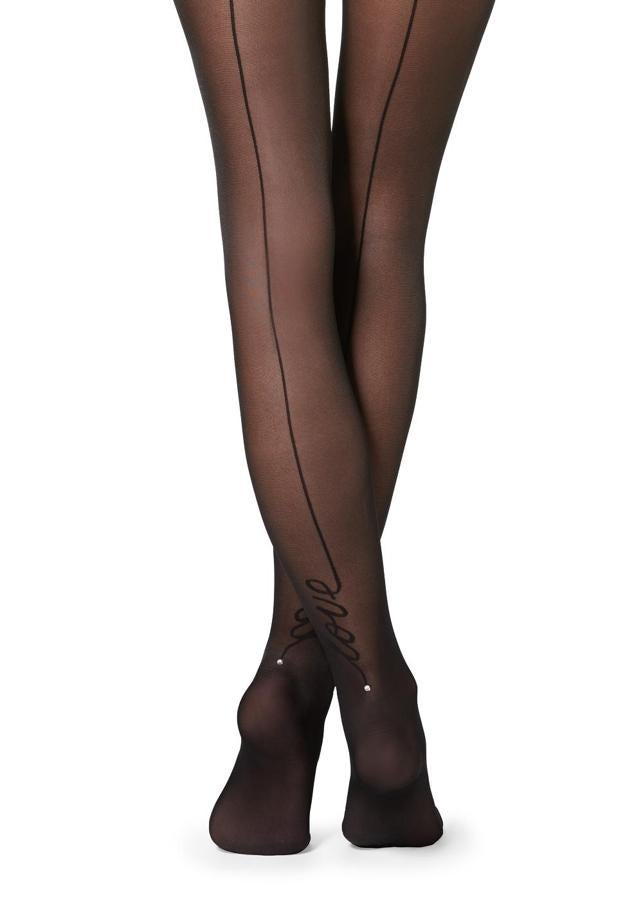 Ya habíamos visto los pantis con raya en medio esta temporada, pero no esperábamos que volviesen con la palabra love y una perla de strass a la altura del tobillo.  Cuestan 12,95 euros .