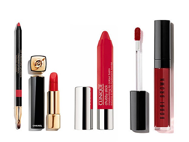 Le Crayon Lèvres (28 €) y Rouge Allure Càmelia (38 €), ambos de Chanel. Chubby Stick de Clinique (21,50 €). Crushed Oil-Infused Gloss de bobbi Brown (26,50 €).