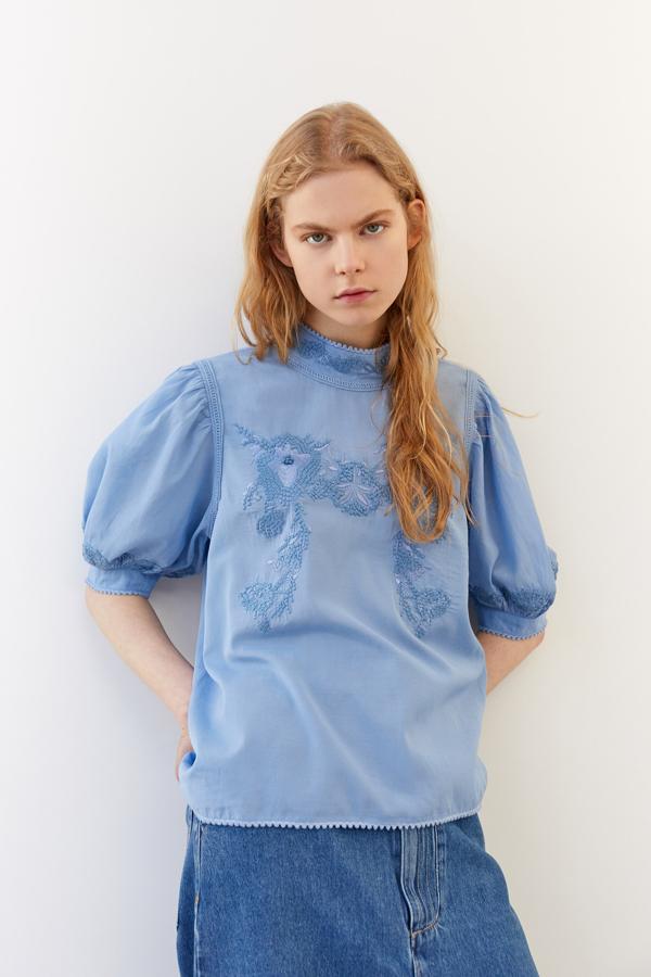 Blusa boho en tono azul cielo con bordados, de la nueva colección de primavera de Sfera (29,99 euros).