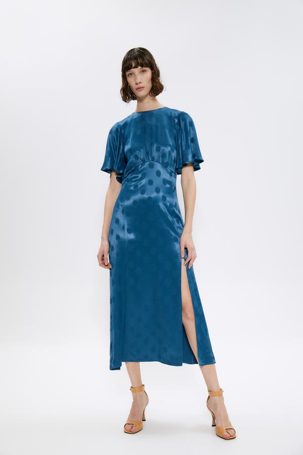 Vestido de raso con mangas sueltas y abertura lateral, de la nueva colección de Sfera (49,99 euros).