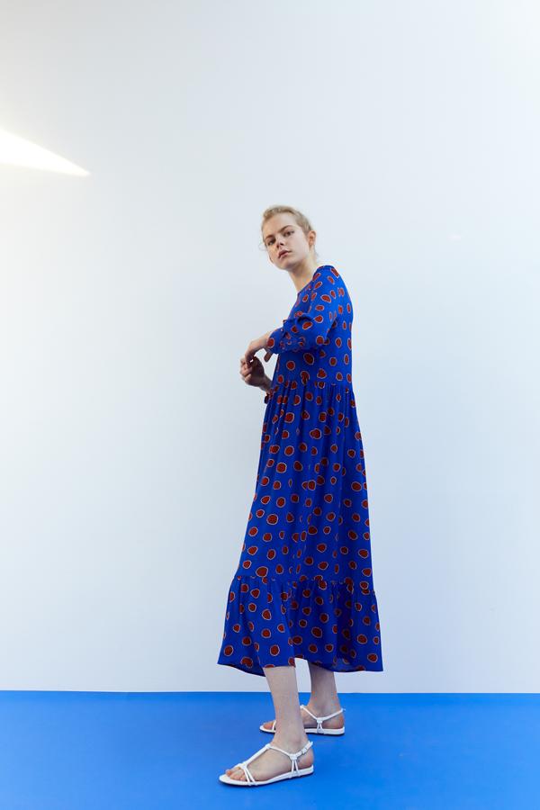 Vestido largo estampado con topos de la nueva colección de Sfera (35,99 euros).