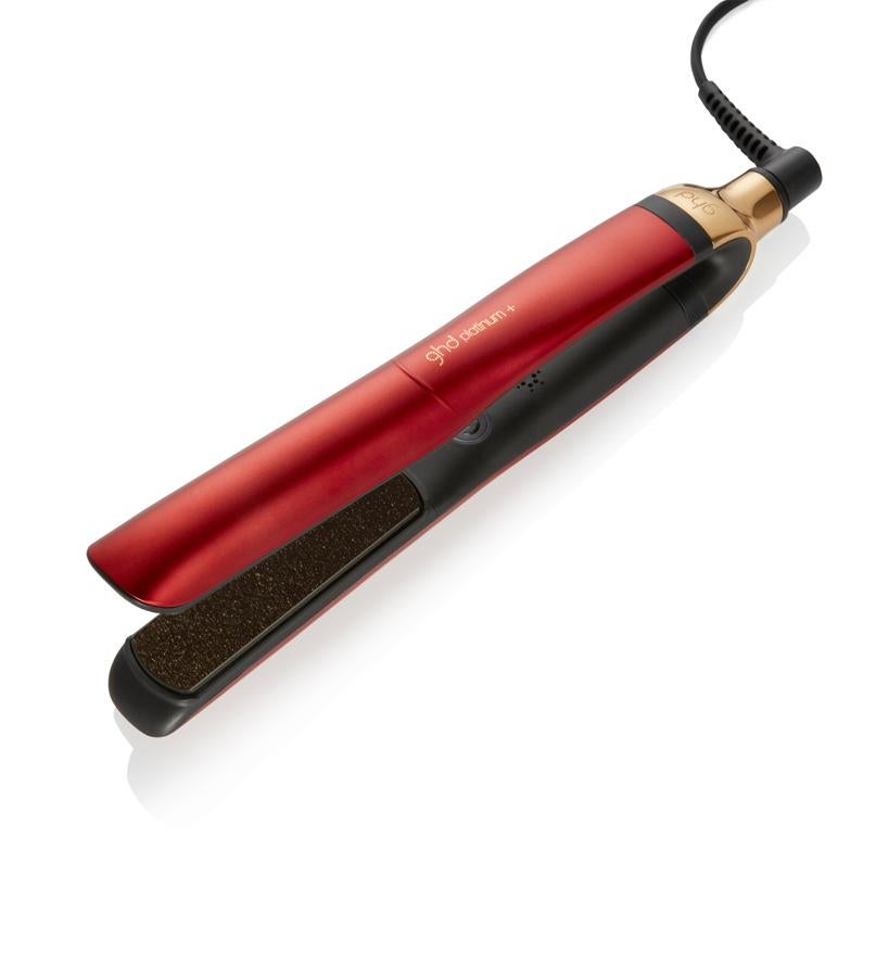 Es el color que simboliza el amor. Llévalo a su máxima expresión con un regalazo para no olvidar, un gadget teñido de rojo intenso, como estas planchas con neceser juego. Platinum+deep scarlet de Ghd (245 €).