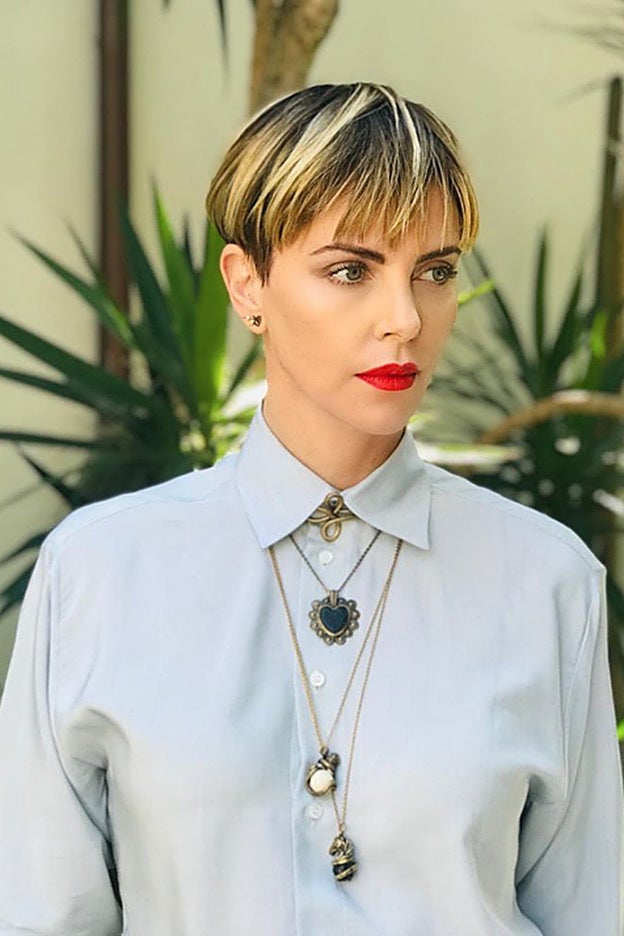 Charlize Theron hizo viral este corte tazón con mechas estilo años 90.