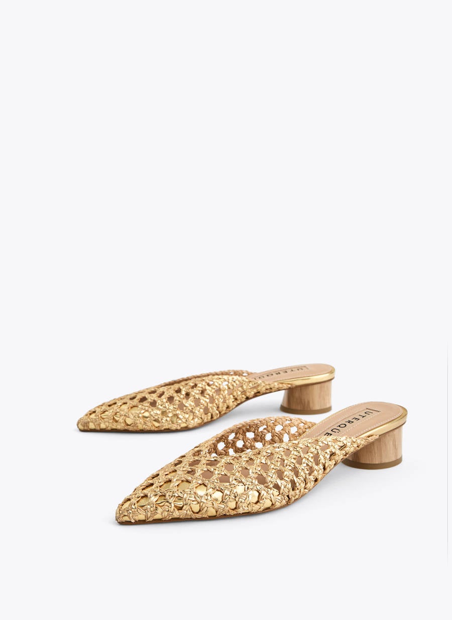 Zapato de tacón destalonado con tejido trenzado en tono dorado de Uterqüe. Antes: 89 euros. Ahora: 39,95 euros.