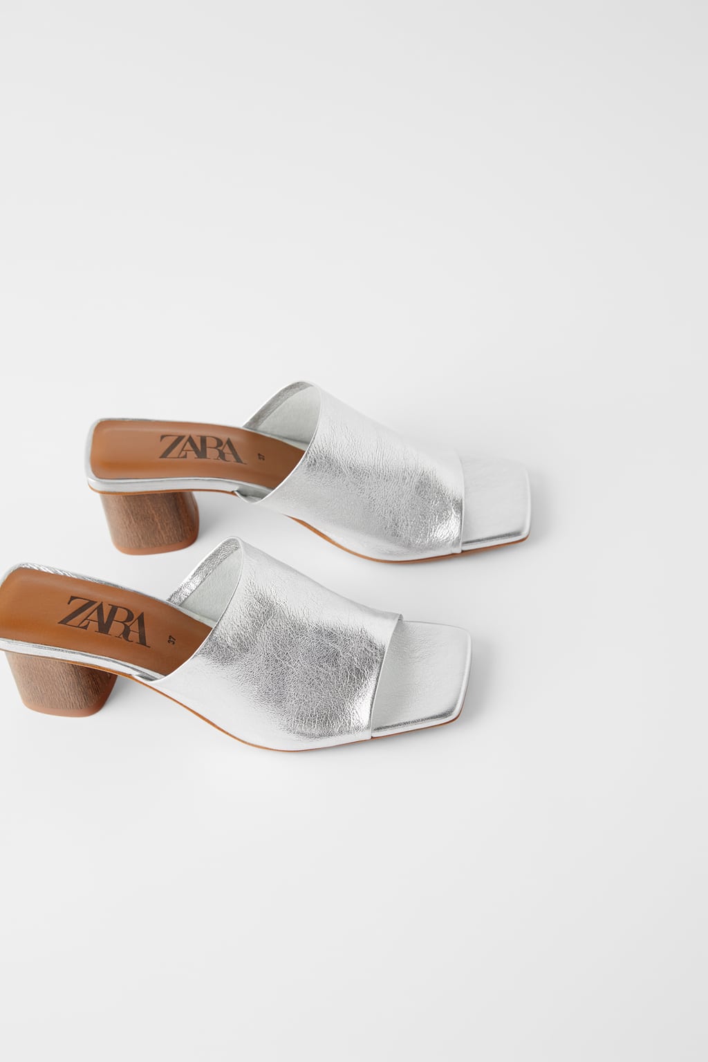 Mule de piel en piel metalizada y tacón efecto madera de Zara. Antes: 45,95 euros. Ahora: 12,99 euros.