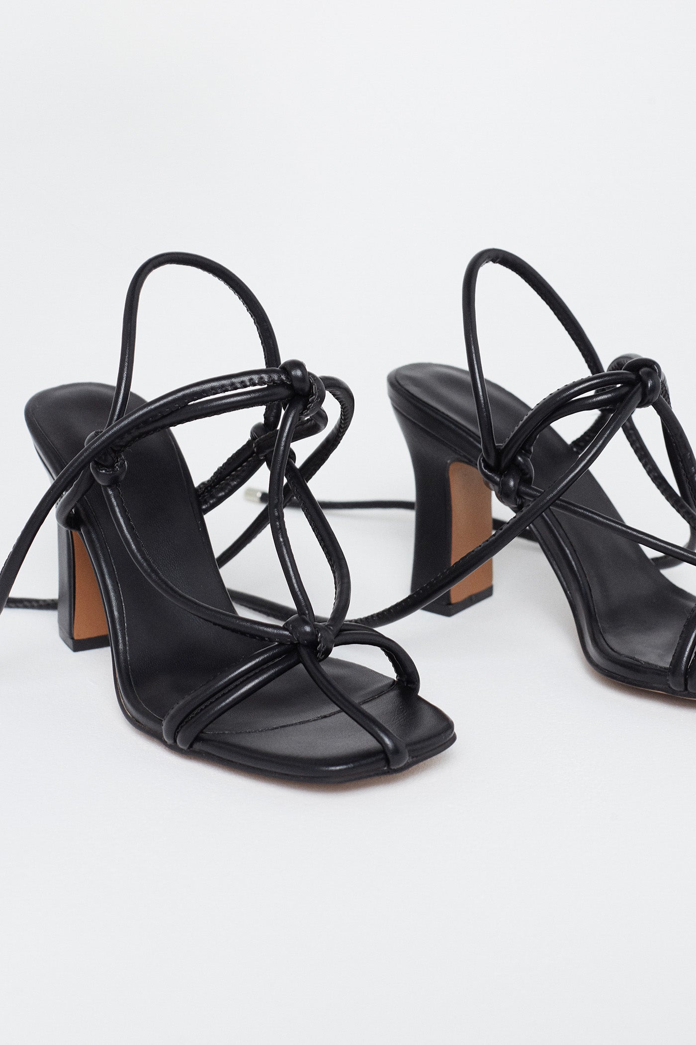 Sandalias negras de tacón tubular y tiras de Sfera. Un básico que no puede faltar en nuestro armario. Antes: 32,99 euros. Ahora: 13,15 euros.