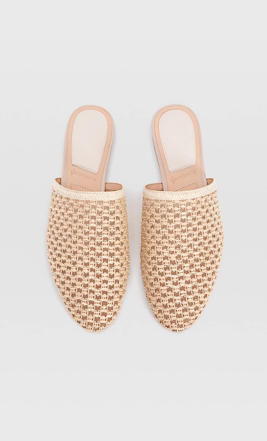 Zapatos planos destalonados con tejido trenzado de Stradivarius. Antes: 35,99 euros. Ahora: 12,99 euros.