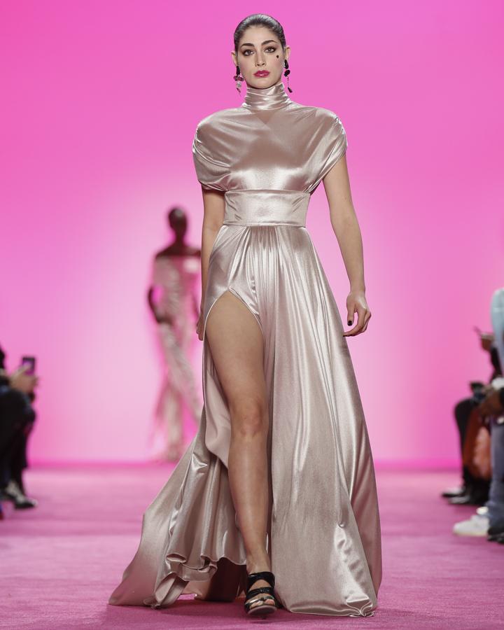 El satén en colores perlados también ha sido una clara apuesta ganadora en combinación con los cuellos cisne.Desfile de Christian Siriano.