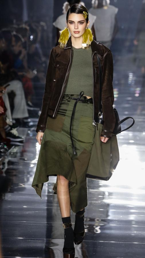 Kendall Jenner tampoco se perdió una de los desfiles que más repercusión han tenido en redes sociales. Prendas básicas en tonos neutros han sido las claves de la propuesta más 'casual'.Desfile de Tom Ford.