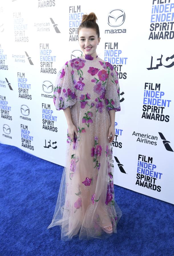 La joven actriz Kaitlyn Dever llevó un diseño rosa con flores de lo más romántico, también de Valentino.