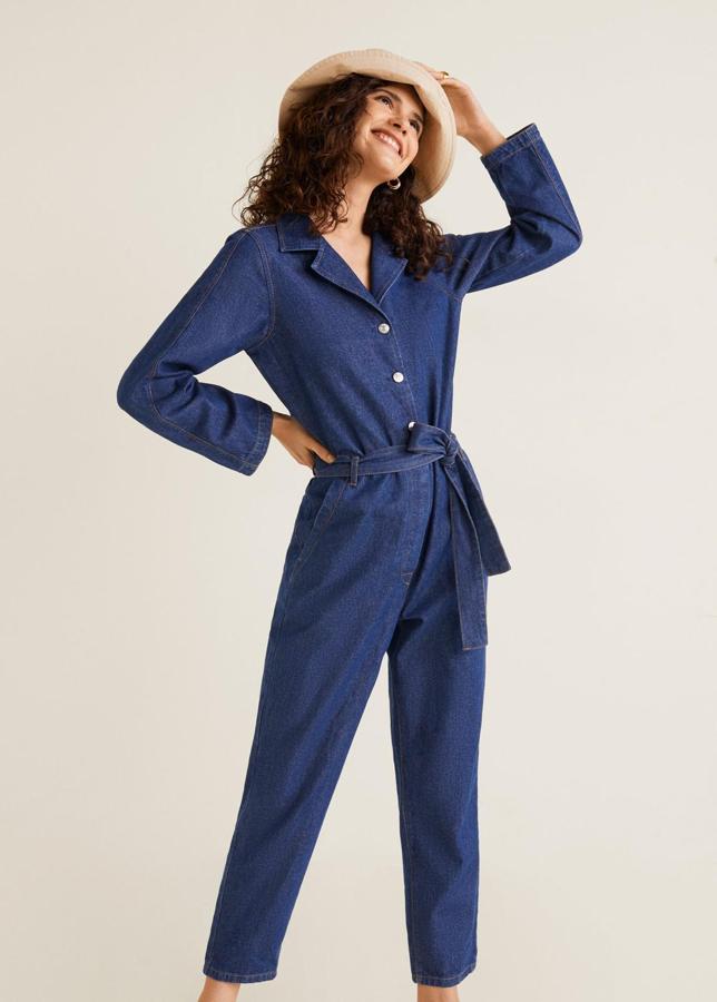 En su versión denim y con lazada en la cintura, es un fondo de armario de lo más versátil, (29,99 euros).