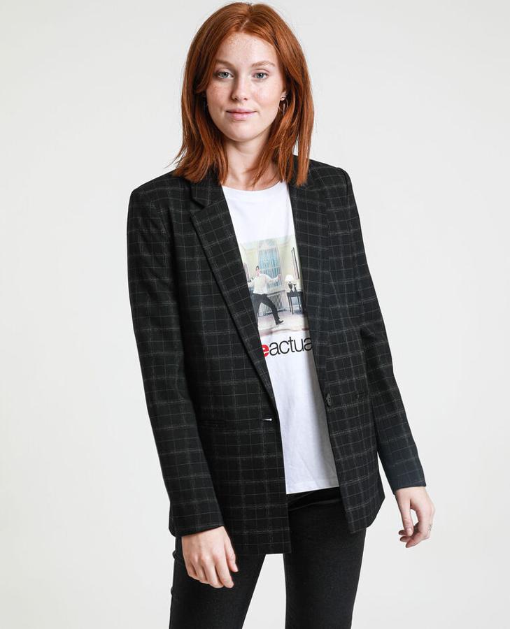 Ya insistimos la semana pasada en la importancia de una buena blazer para nuestros looks de oficina en primavera y vamos a seguir haciéndolo. En esta ocasión con esta blazer de cuadros de Pimkie que cuesta 29,99 euros y está disponible entre las tallas XS y XL.