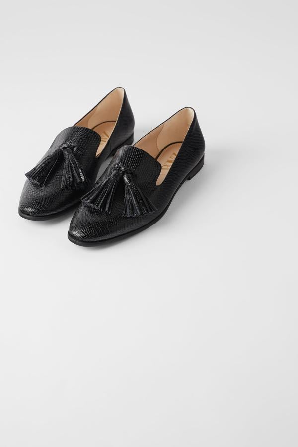Para aquellas que busquen un relevo para sus bailarinas, la buena noticia es que los mocasines vuelven con fuerza. Y estos de Zara con estampado animal y borlas se han convertido en nuestro próximo capricho desde que los hemos visto. Cuestan 22,95 euros y están disponibles entre los números 35 y 42.