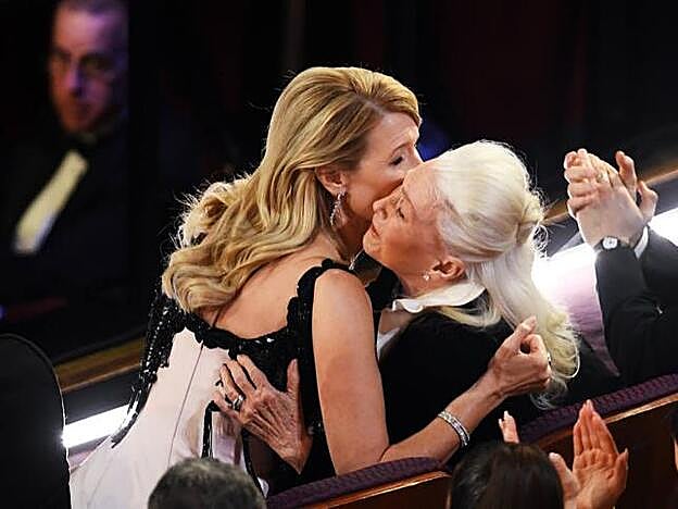 Laura Dern y su madre se fundieron en un emotivo abrazo.