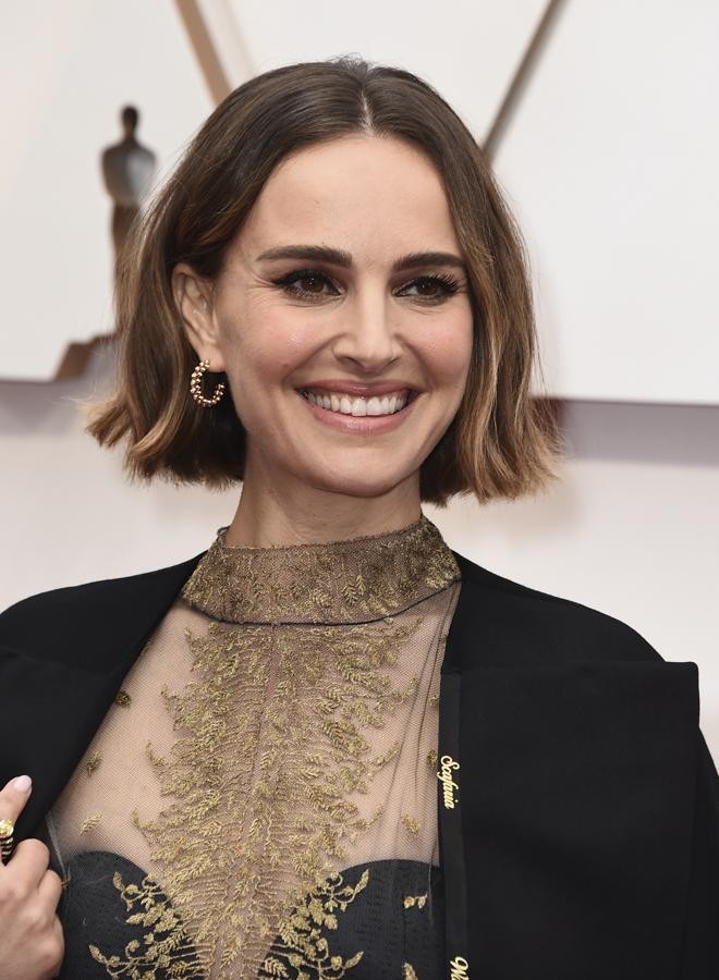 Indiscutiblemente, la más guapa de la noche. Con un maquillaje natural que realza sus rasgos y un bob desfilado en marrón caramelo con balayage miel en las puntas, Natalie está perfecta. Imagen del maquillaje de Dior, su piel impecable y luminosa ha estado más que a la altura del reto de la alfombra roja. Como explica Lisa Storey, su maquilladiora, la idea era "conseguir un look radiante, con una piel ultraluminosa, una mirada felina y unos labios nude". Objetivo cumplido.