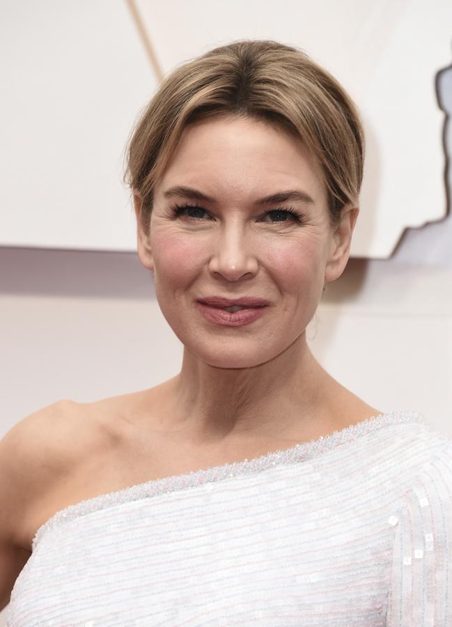 La actriz ganadora del Oscar a Mejor Actriz sigue apostando por los maquillajes naturales con efecto glow que rellenan y voluminizan la piel desde dentro. ¿El secreto? Lo ha desvelado su maquilladora Dana Michelle Hamel: trabajar a conciencia el rostro antes de utilizar ningún producto con algún tratamiento como el que ellas han utilizado, el de colágeno. ¿El truco? Lucirlo con un moño bajo tipo messy que despeja por completo la cara y le deja todo el protagonismo.