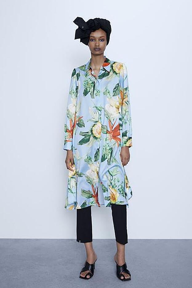 Elegantísimo vestido camisero color azul cielo de Zara.