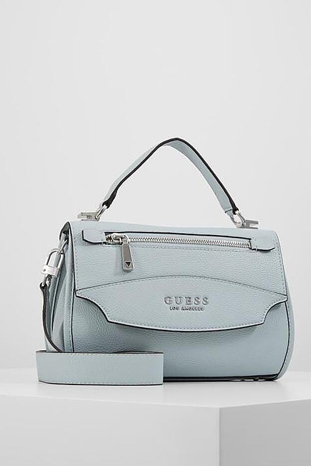 Un bolso compacto de Guess en piel azul cielo, disponible en Zalando.