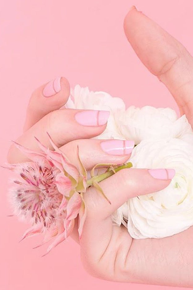 Un diseño de uñas minimalista con un solo tono de rosa.