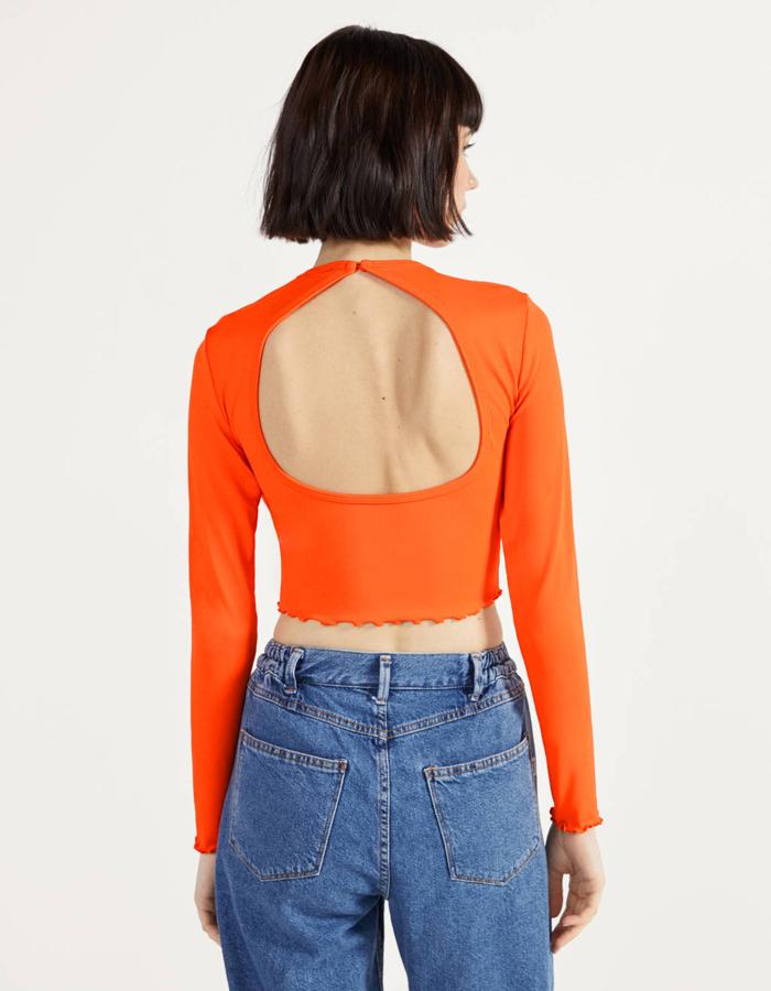 Camiseta de manga larga cropped con espalda abierta (12,99 euros).