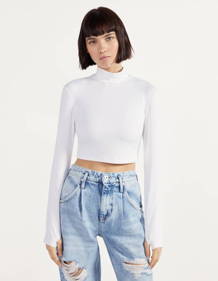 Camiseta cropped de cuello perkins (9,99 euros), disponible en blanco, negro y piedra.