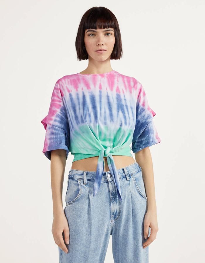 Camiseta de estampado tie-dye con nudo (9,99 euros).