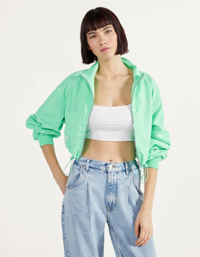 Cazadora cropped reflectante (25,99 euros), disponible en verde, morado y gris.