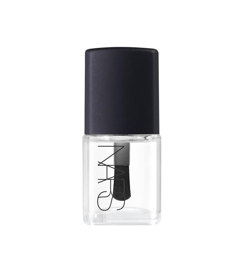 Diseñada para darle al esmalte de uñas mayor duración y un brillo impresionante. Hecha con una fórmula de secado rápido que mejora la durabilidad del barniz, cuenta con una protección añadida contra los rayos UV para garantizar uñas saludables. (20 €).