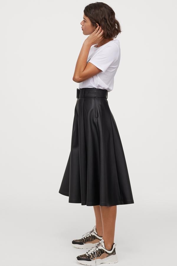 Con costuras visibles y corte circular, esta falda midi en piel sintética de H&M tiene el talle alto, viene con cinturón extraíble con hebilla a tono y tiene la cremallera en un lateral. No tiene forro y cuesta 34,99 euros. En la web está disponible entre las tallas 32 y 38, pero también puedes comprarla en las tiendas de la firma sueca.