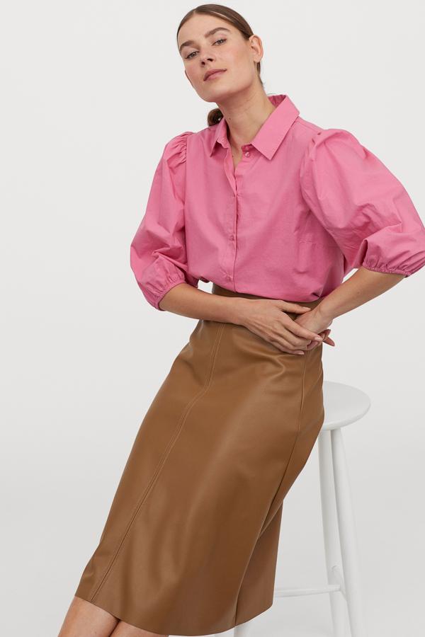 Otro diseño midi, en esta ocasión con vuelo y costuras vistas en el frontal y la parte trasera. Cuesta 24,99 euros, está disponible desde la talla 32 a la 46 y solo se puede comprar en la web de H&M, que ha lanzado el mismo diseño también en negro.