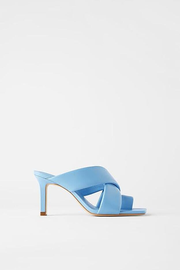 Sandalia de tacón de Zara en un espectacular azul cielo.