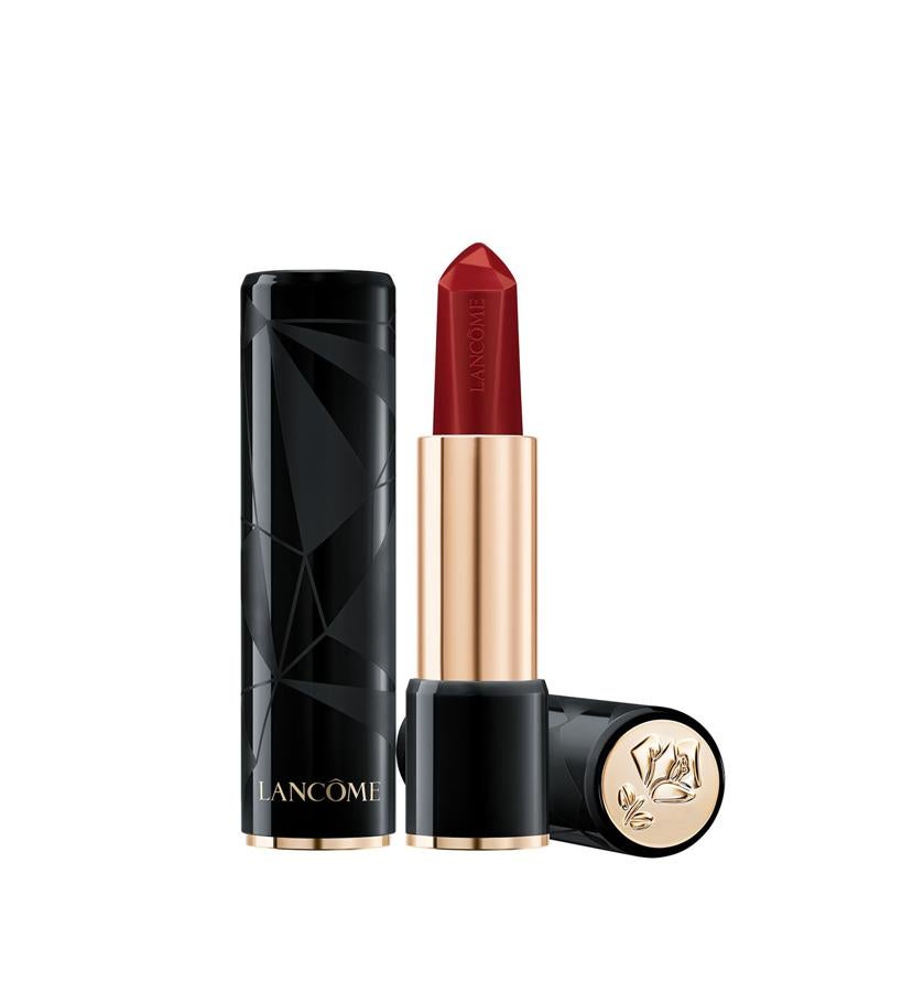 Este labial en una joya es que contiene polvo de microcristales de turmalina que reflejan la luz de una manera única.  Además, te ofrece un color duradero, intenso y brillante durante todo el día. Si elijes este tono, ten la seguridad de que tus labios resplandecen en un rojo oscuro tornasolado.  L’Absolu Rouge Ruby Cream Lipstick de Lancôme . Color: Pigeon Blood Ruby. (35 €).