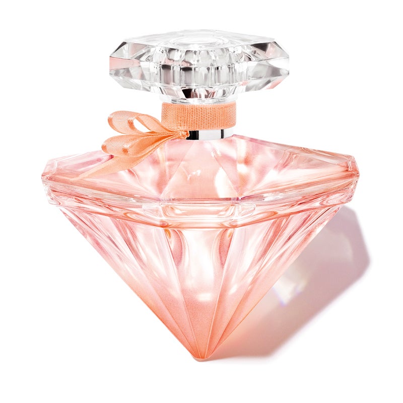 Un halo iridiscente de reflejos solares y orientales envuelve la rosa sensual de La Nuit Trésor Nude de Lancôme (59,50 €).