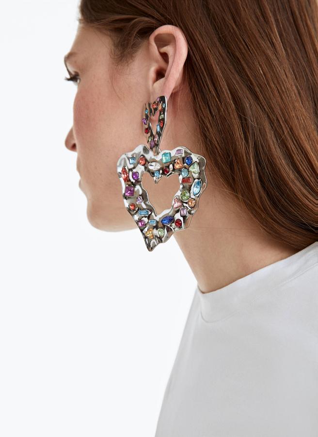 No hay accesorio que nos guste más que unos pendientes XXL. De esos que con ponerte unos vaqueros y una blanca ya te arreglan el look. Estos de Uterqüe con forma de corazón y piedras de colores tienen todas las papeletas para convertirse en los más deseados del día de los enamorados.