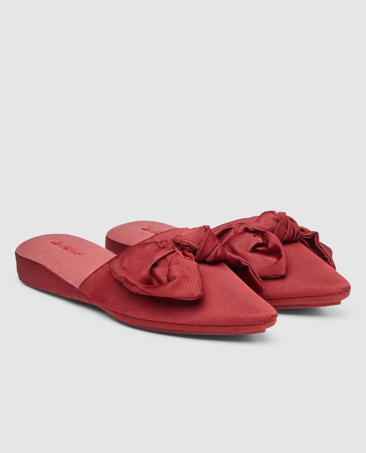 No haya nada como disfrutar de una noche de amor al calor del hogar. Y no nos engañemos, en casa queremos estar cómodas y olvidarnos de los tacones. ¿Por qué no pedir como regalo -o hacérselo a una misma- unas zapatillas? Estas de Énfasis (se venden en El Corte Inglés) nos ha parecido tan ideales que hasta nos las pondríamos para salir a la calle.