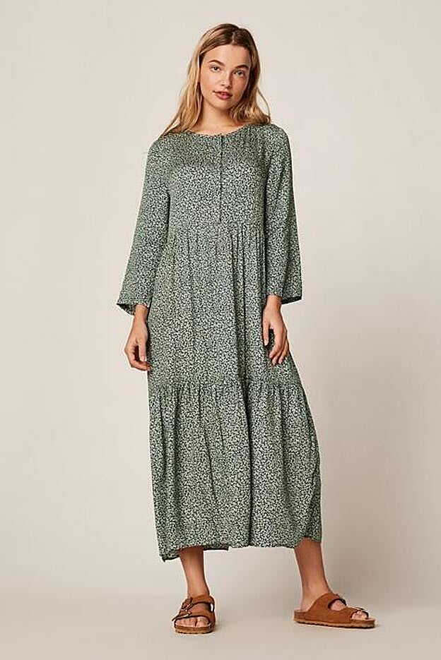 Vestido estampado en tonos verdes, de la nueva colección de primavera de Oysho.
