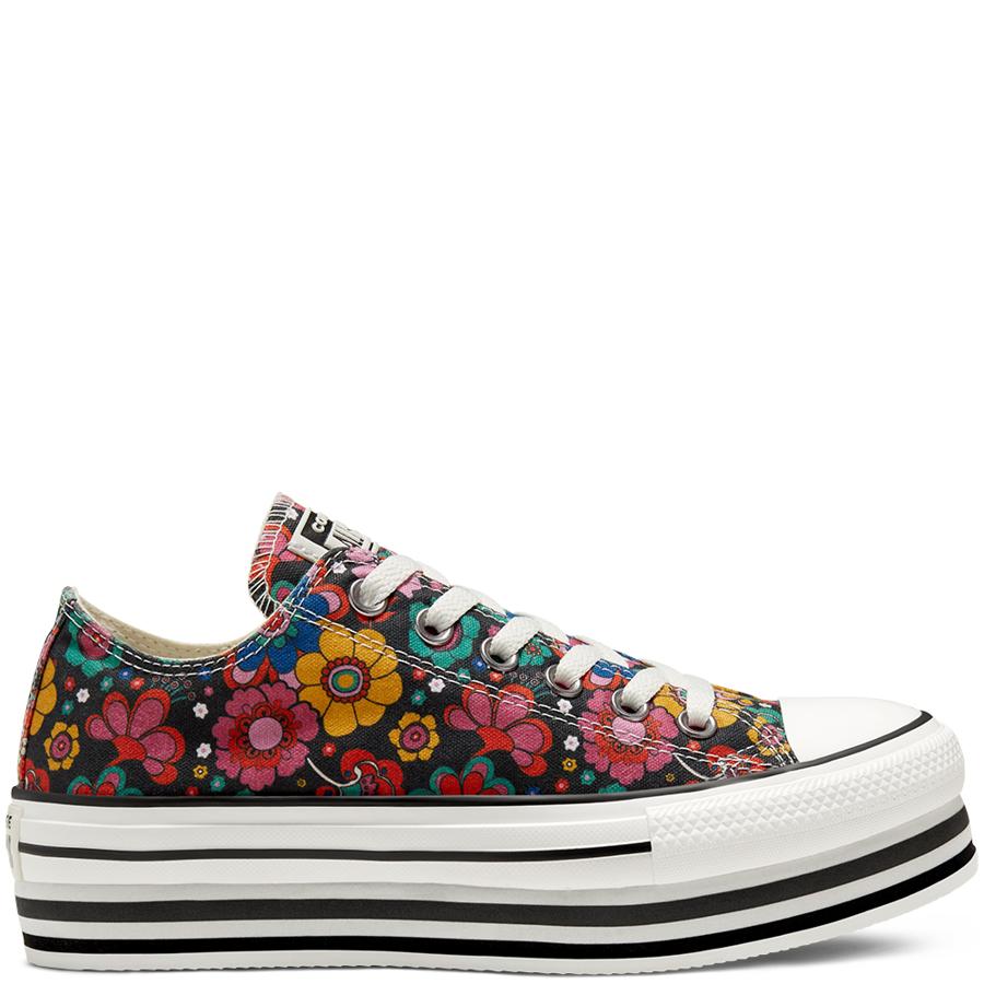 Otra suela doble, pero en esta ocasión sobre fondo oscuro y flores rosadas, para este diseño de Converse que  cuesta 85 euros  y está disponible entre el 35 y el 42,5.