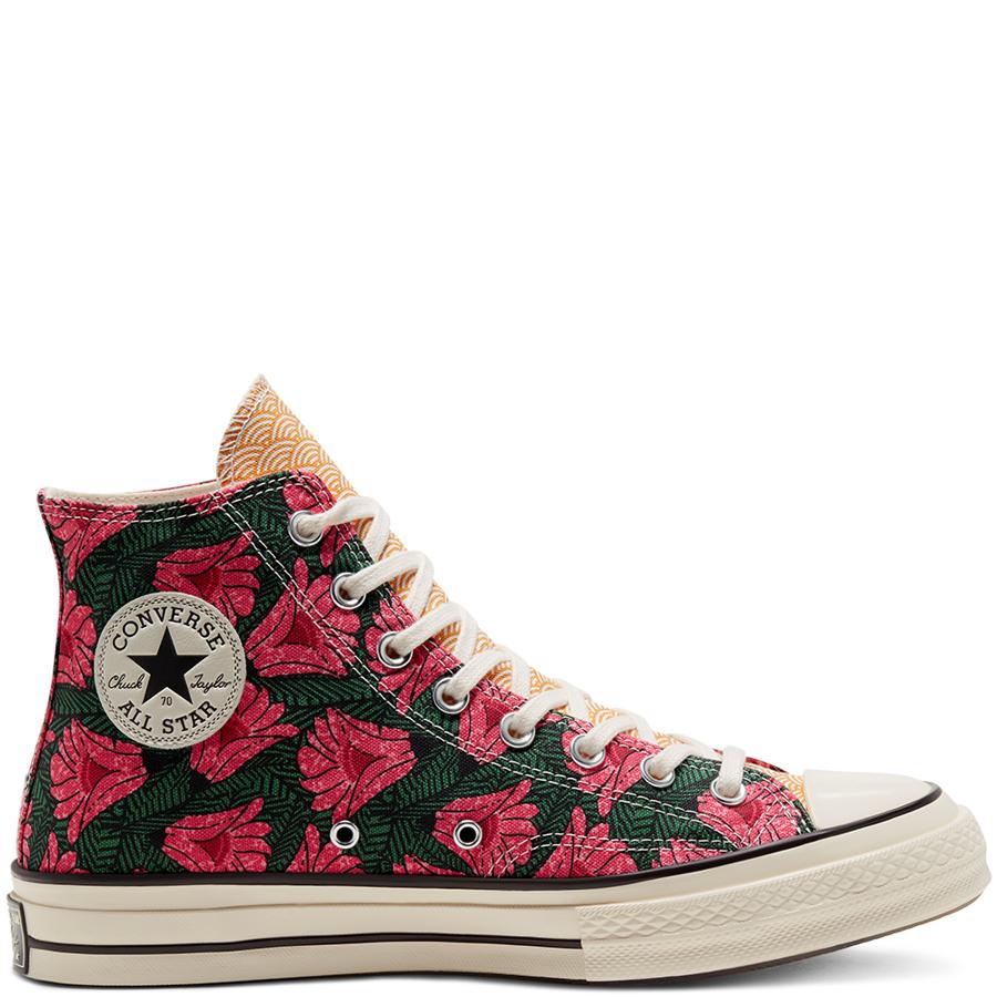 Las flores rosas combinadas con las hojas verdes son las protagonistas de esta bota de Converse con tonos anaranjados en la lengüeta.  Cuestan 95 euros  y están disponible entre las tallas 35 y 40.