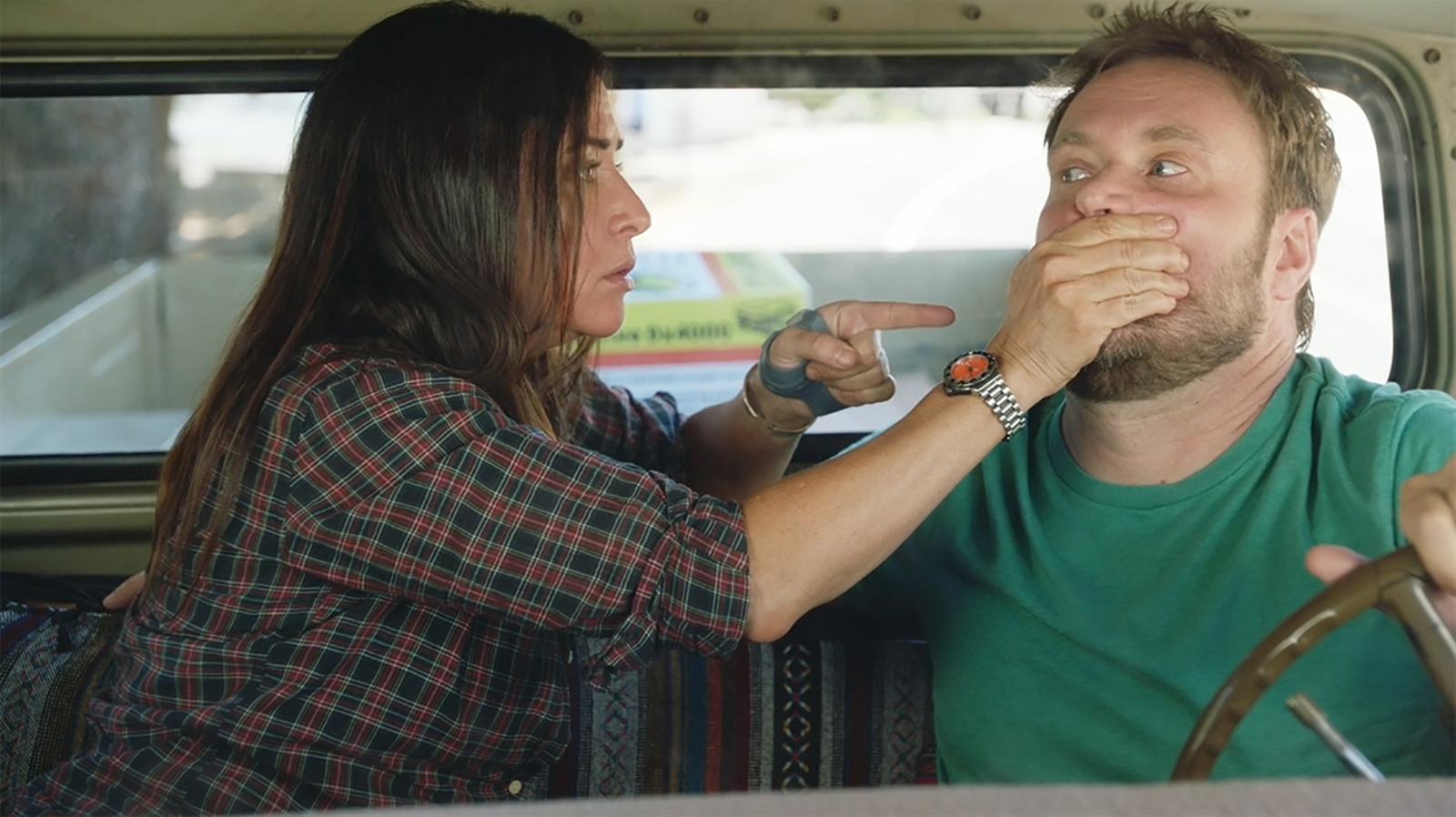 Pam es la protagonista de Better things, una actriz en la menopausia, madre en solitario de tres adolescentes, que sobrevive haciendo anuncios y doblajes. Jeff es el exmarido de su mejor amiga que, con muy buen criterio, le dejó por un hombre adulto capaz de mantener un empleo. Jeff lleva a Pam al Leroy Merlín de Los Angeles, allí coinciden con un ex de ella y la depresión acecha. En el camino de regreso a casa, Jeff, por primera vez en dos temporadas, da muestras de que allí hay alguien: le lanza un speech precioso. Tenso silencio. Miradas que se cruzan. Brazos que se tocan. Sus rostros se acercan, y mientras tú, en tu casa, gritas por dentro "nooooo, con Jeff nooooo", Pamela te oye, le planta la mano en la boca en el último segundo y le dice: "No, Jeff, no". Se lo repite 94 veces. Y a Jeff, por cierto, no le queda claro.