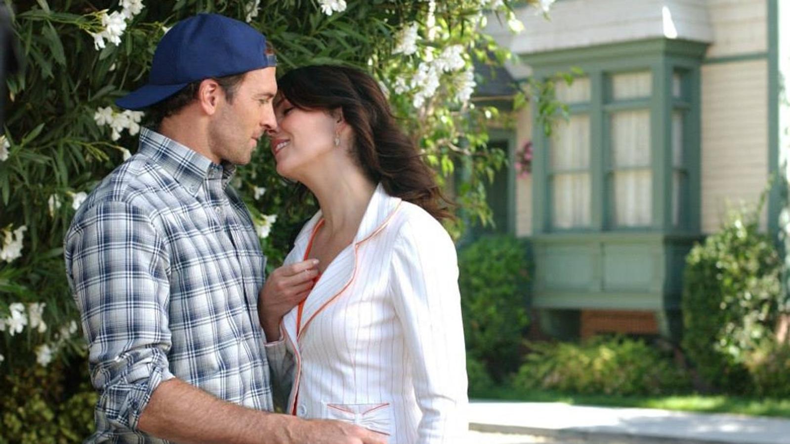 Cuatro temporadas tuvimos que esperar a que Luke y Lorelai unieran sus labios, cuatro. 86 episodios nada más y nada menos porque, por supuesto, el beso llegó en el último episodio (toma cliffhanger). Y esto a pesar de que todos los habitantes de la Tierra con acceso a La chicas Gimore y todos los habitantes del ficticio Stars Hollow sabíamos que el amor entre Lorelai "cafeinómana" Gilmore y Luke "soy el dueño de la única cafetería del pueblo" estaba predestinado. Por eso el grado de satisfacción de que se besaran fue casi tan extraordinario como que el evento coincidiera con que Luke no llevara gorra. Cuando un hombre se quita su visera por ti, eso es amor del bueno Lorelai.