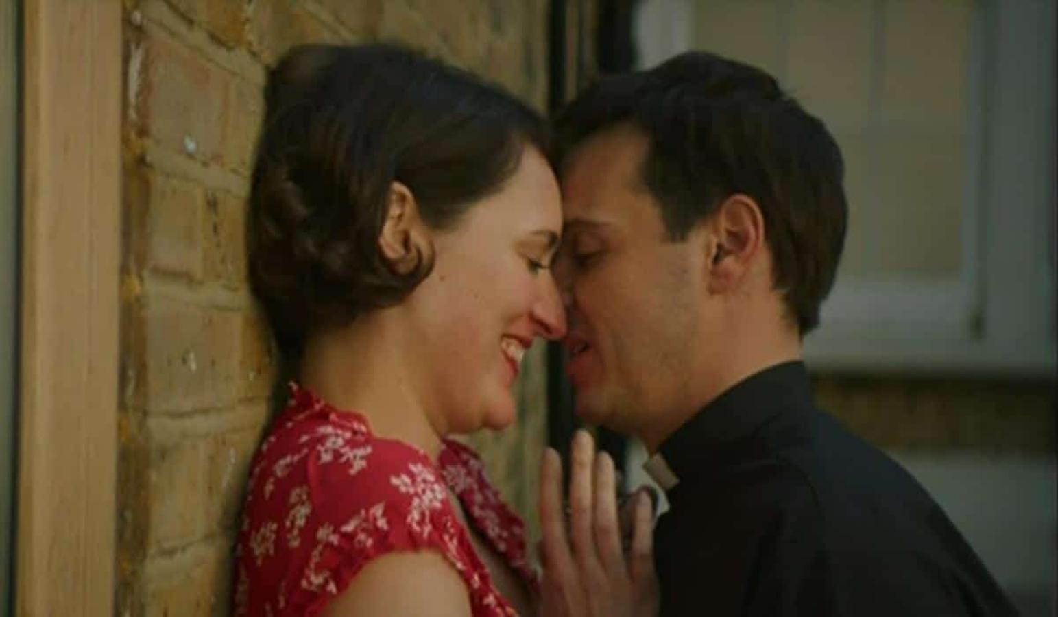 Después de una primera temporada deslumbrante, la segunda tanda de episodios de la serie de Phoebe Waller-Bridge fueron a ún mejores. ¿Cómo? El cura interpretado por Andrew Scott. Y sí, hay beso, con un cura. Y nos dejó a todos turulatos, pero especialmente a los británicos. El día que Fleabag besó al cura de la boda de su padre la búsqueda en internet de la frase “¿pueden casarse los curas?” aumentó en un 170% y la del “cura de Fleabag” un 400%.