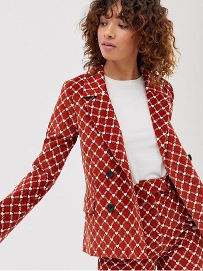 Blazer roja  con estampado de corazones de Asos (60,99 euros).