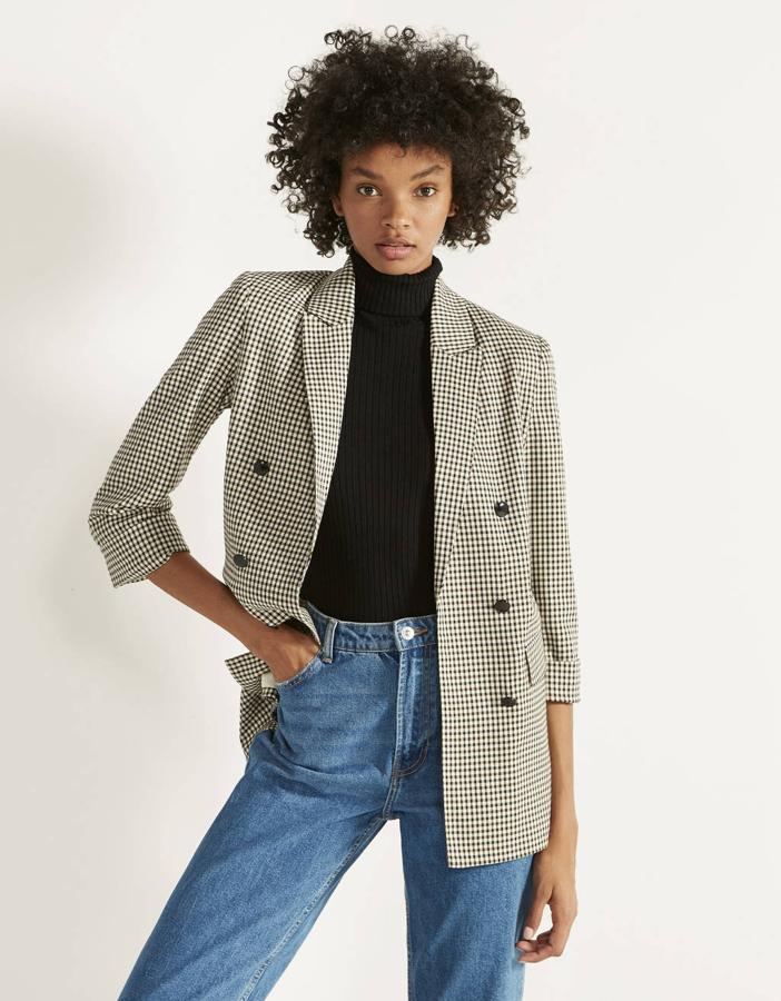 Blazer de cuadros pequeños en crudo y negro de Bershka (29,99 euros).