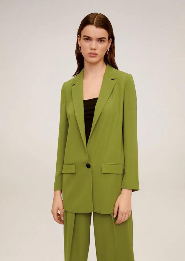 Blazer larga en color verde de Mango (59,99 euros).