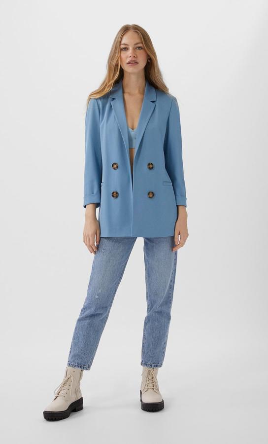 Blazer en color azul y botones grandes de Stradivarius (29,99 euros).